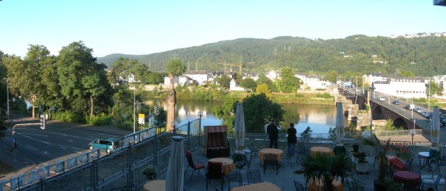 Blick vom Hotel Constantin auf Mosel und Trier